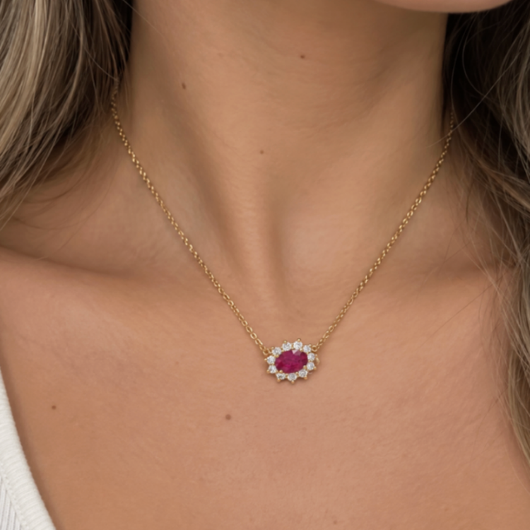 Collar Rubi con Halo de Diamantes