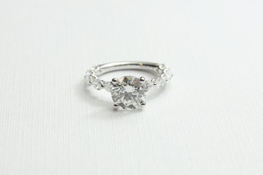 Anillo de Compromiso con Diamante Redondo 2ct y Pavé en Oro Blanco 14k