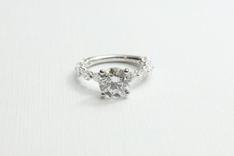 Anillo de Compromiso con Diamante Redondo 2ct y Pavé en Oro Blanco 14k