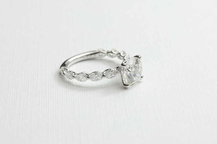 Anillo de Compromiso con Diamante Redondo 2ct y Pavé en Oro Blanco 14k