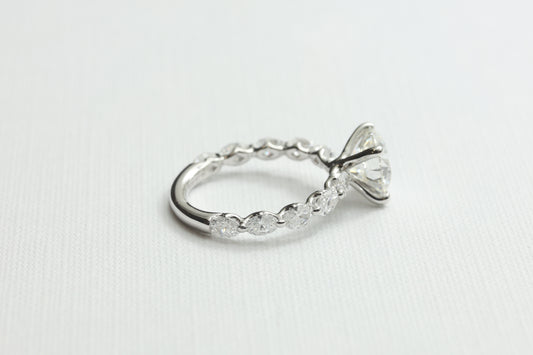 Anillo de Compromiso con Diamante Redondo 2ct y Pavé en Oro Blanco 14k