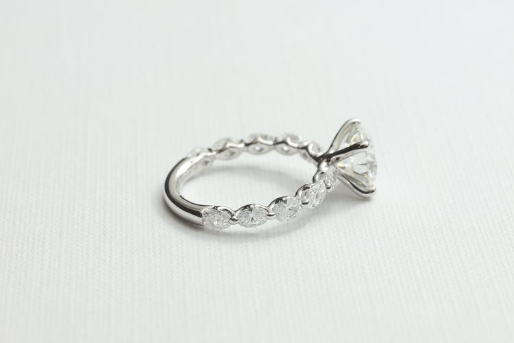 Anillo de Compromiso con Diamante Redondo 2ct y Pavé en Oro Blanco 14k