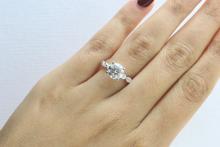 Anillo de Compromiso con Diamante Redondo 2ct y Pavé en Oro Blanco 14k