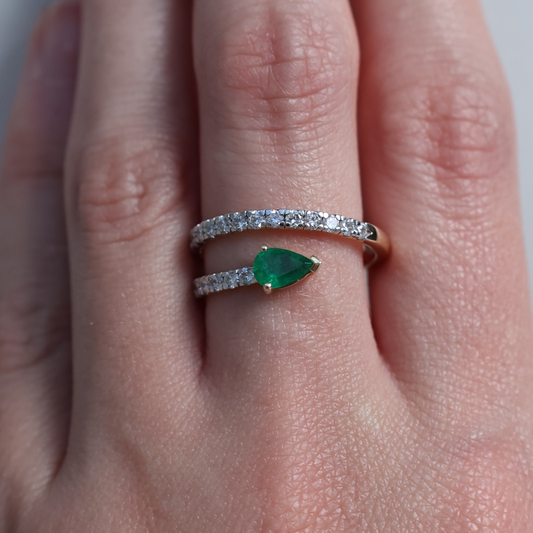 Anillo Twist esmeralda y diamantes