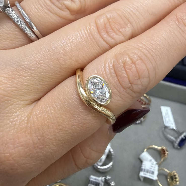 Anillo Orgánico con Oval East West