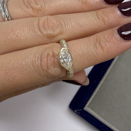 Anillo Pavé con Marquise East West
