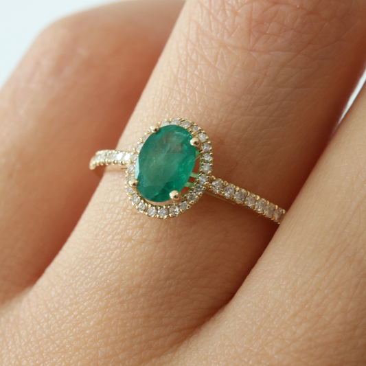 Anillo en oro amarillo con esmeralda oval con halo y pavé