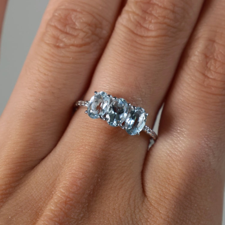 Anillo con Diamantes y Aguamarinas