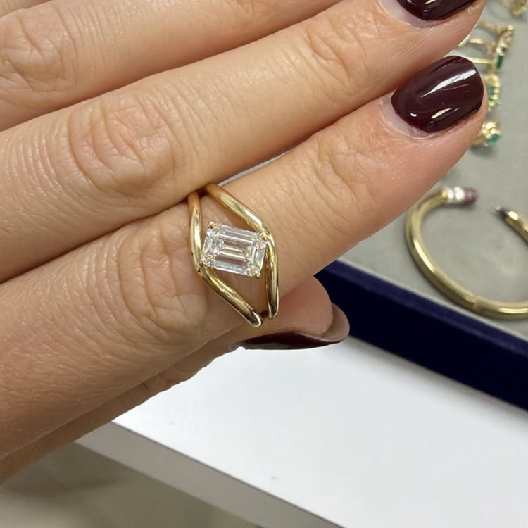 Anillo Doble con Emerald Inclinado