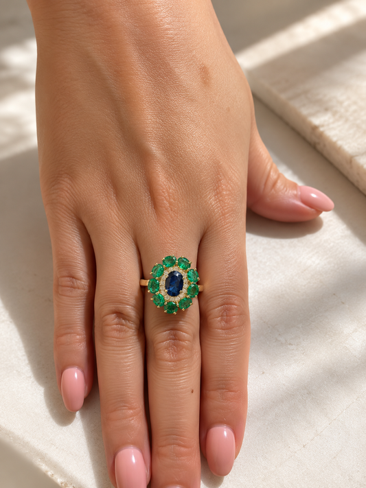 Anillo con zafiro azul y esmeraldas
