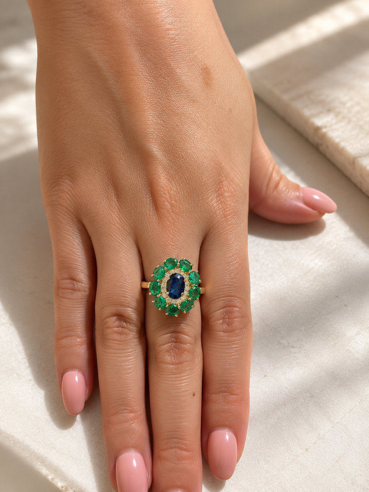 Anillo con zafiro azul y esmeraldas