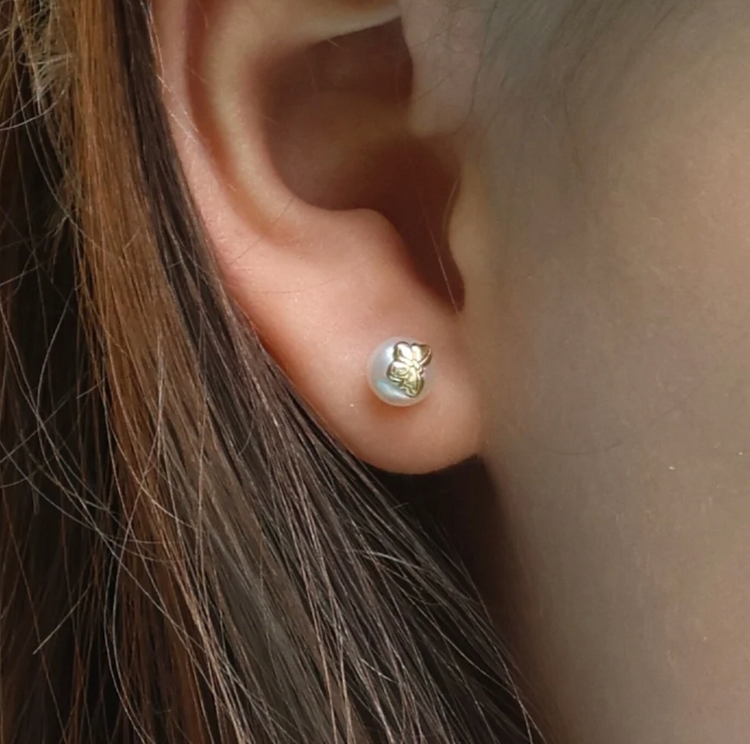 Studs de Perla con Mariposa