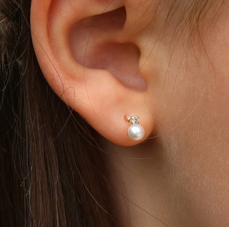 Studs de Perlas con Diamantes .04 Ctw