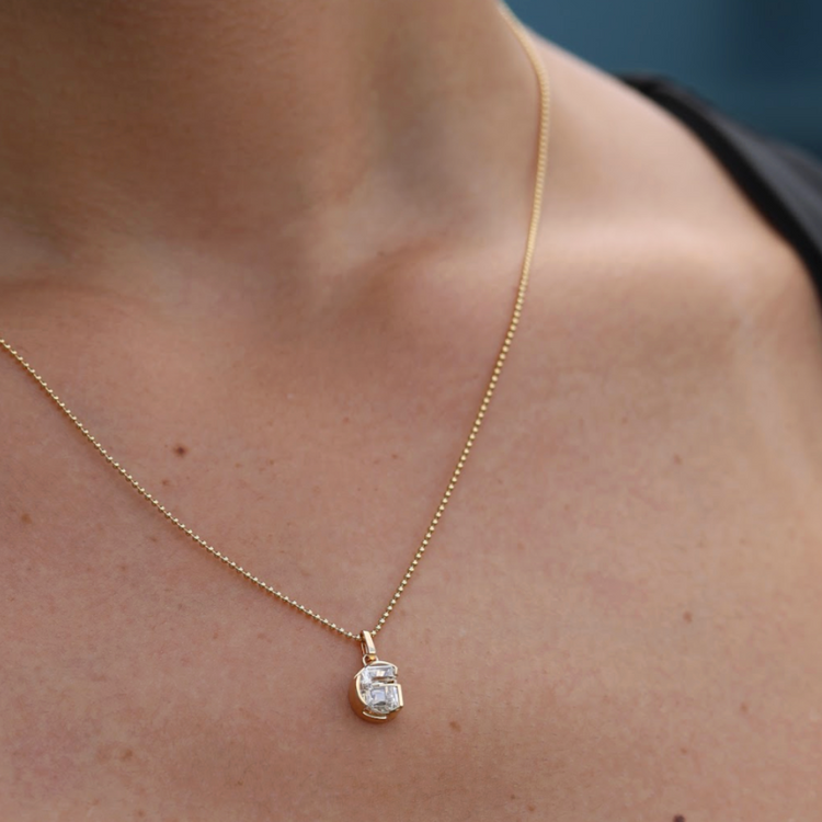 Dije de diamante letra "G"