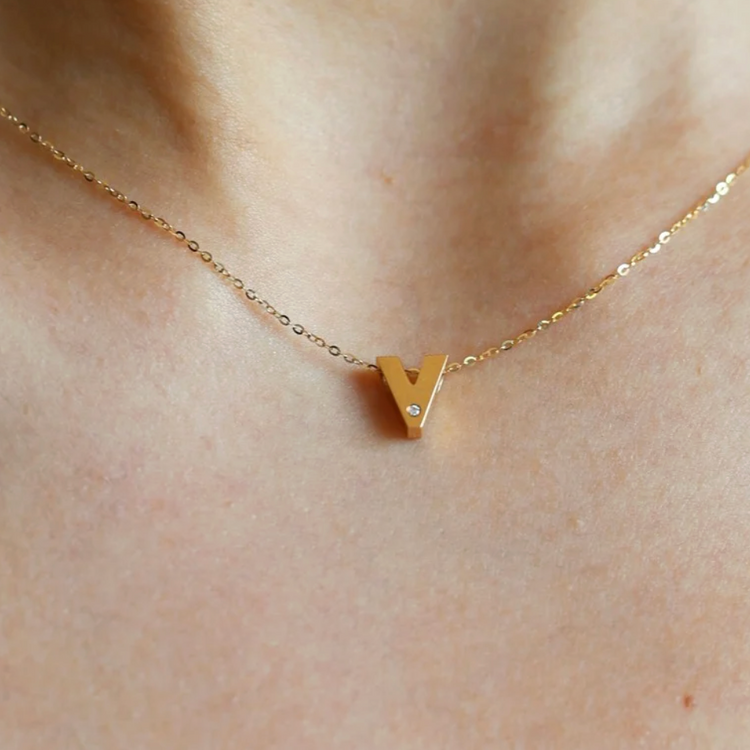 Collar Inicial “V” Diamante