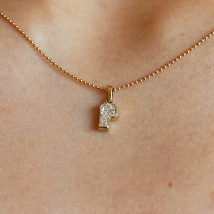 Dije de diamante letra "P"