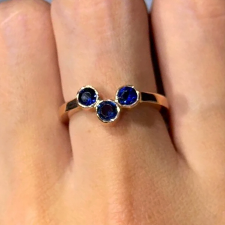 Anillo tres piedras zafiro