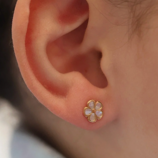 Studs de Flor Perla
