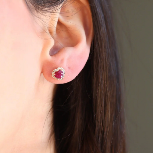 Aretes de Rubi Corazón Halo Diamantes
