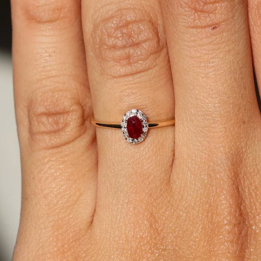 Anillo de Rubi con Halo de Diamantes