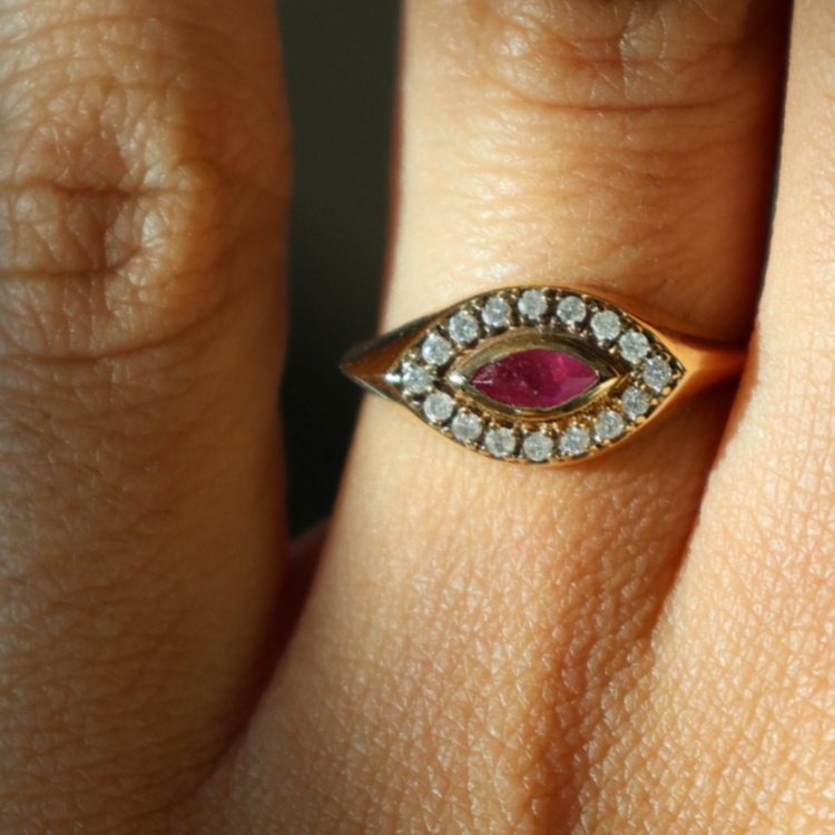 Anillo Rubí Diamantes Ojo