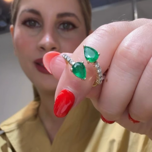 Anillo con dos esmeraldas y diamantes