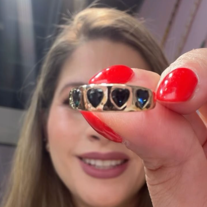 Anillo de zafiros en forma de corazón