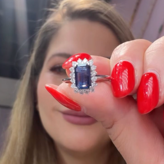 Anillo de zafiro con halo de diamantes