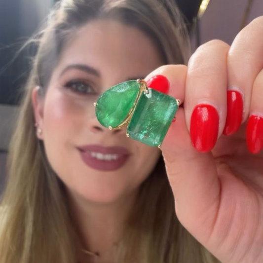 Anillo con 2 esmeraldas corte pera y esmeralda