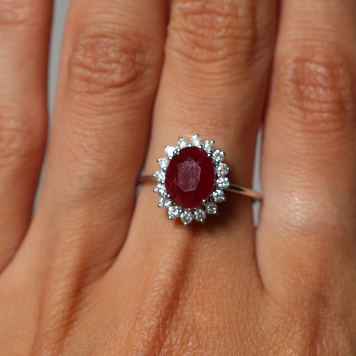 Anillo Rubí Oval Diamantes