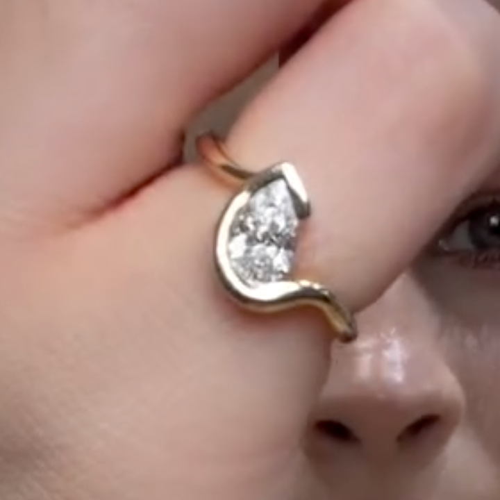 Anillo con Diamante Pera
