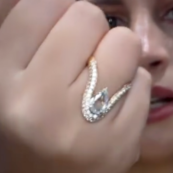 Anillo con diamante pera