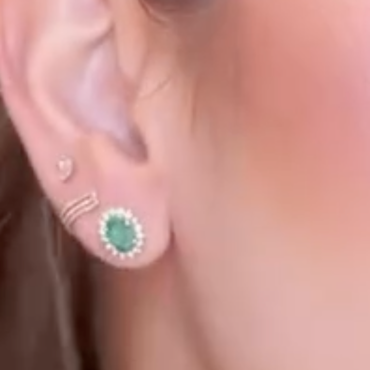 Aretes de Esmeralda ovalada con diamantes