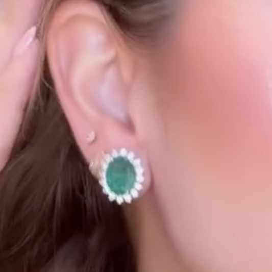 Aretes de esmeralda ovalda con diamantes
