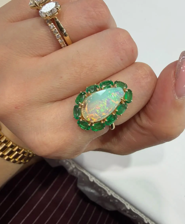 Anillo ópalo y esmeraldas