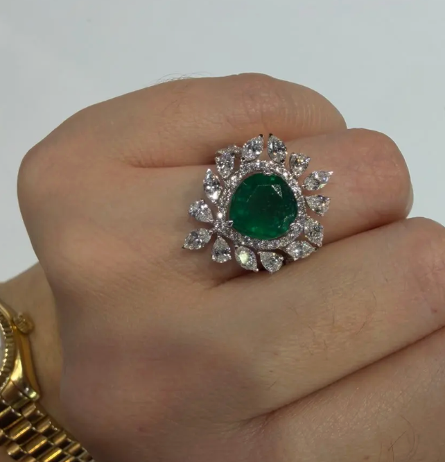 Anillo de esmeralda y diamantes