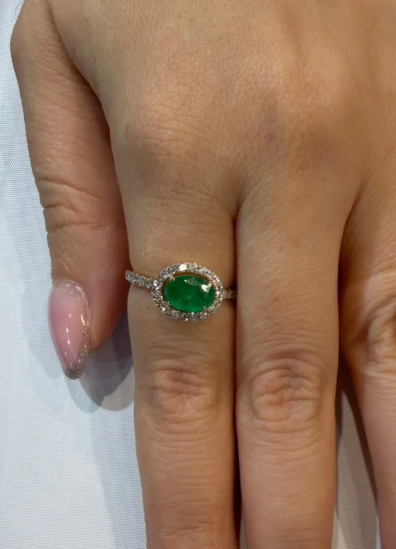 Anillo esmeralda con halo de diamantes