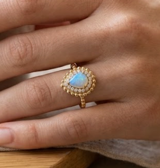 Anillo ópalo pear y diamantes