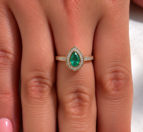 Anillo Esmeralda Pear y diamantes