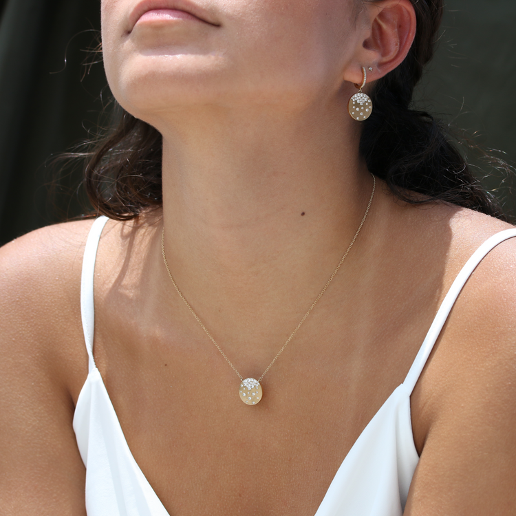 Dije circulo con diamantes