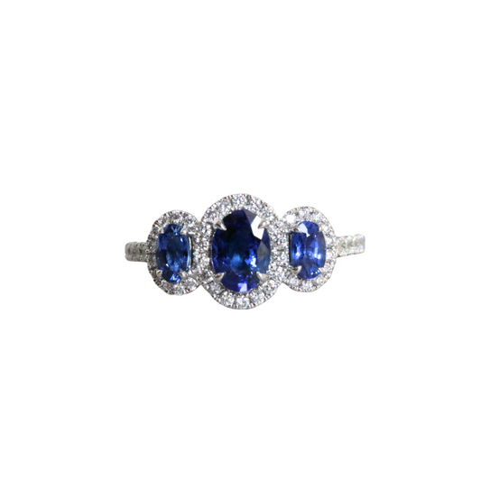 Anillo de platino con tres zafiros ovales y halo de diamantes naturales