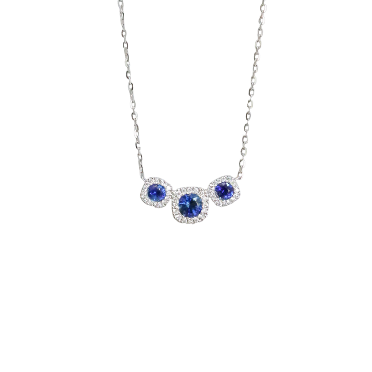 Collar de tres zafiros azules con halo de diamantes en oro blanco de 14K