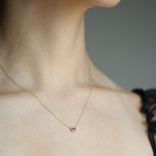 Dije de rubí con diamantes