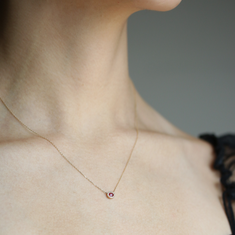 Dije de rubí con diamantes