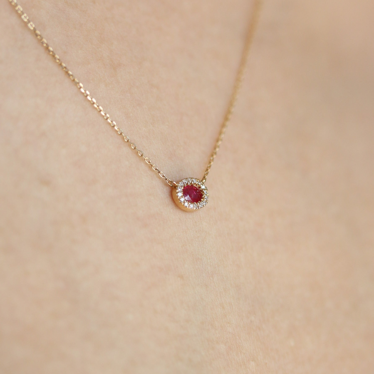 Dije de rubí con diamantes