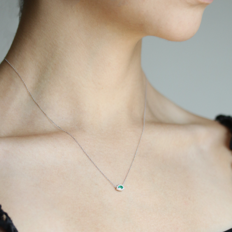 Dije de esmeralda con diamantes