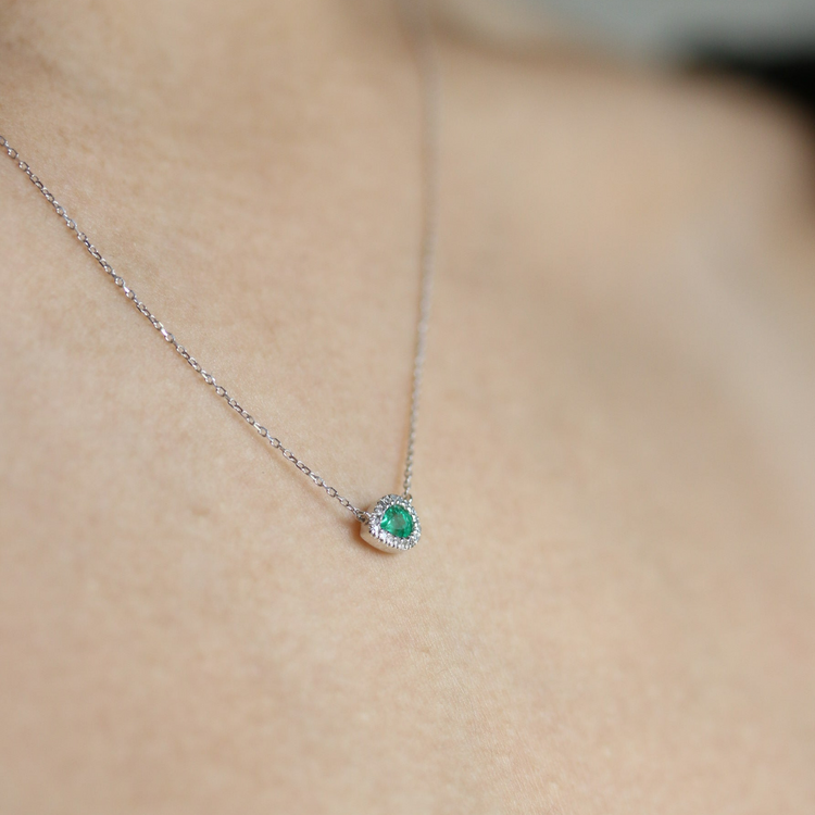 Dije de esmeralda con diamantes