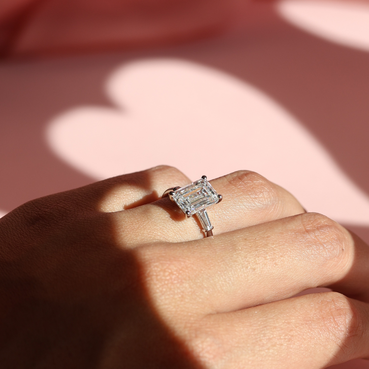 Anillo de Compromiso con Diamante central corte Esmeralda y trapecios en Oro Blanco 14k