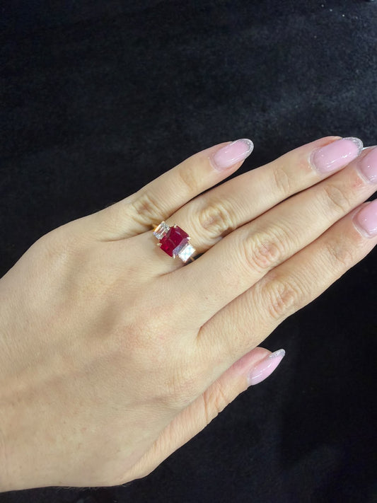 Anillo Rubí Diamantes Tresillo