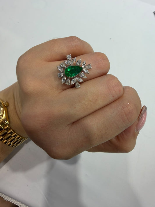 Anillo con esmeralda corte pera con diamantes